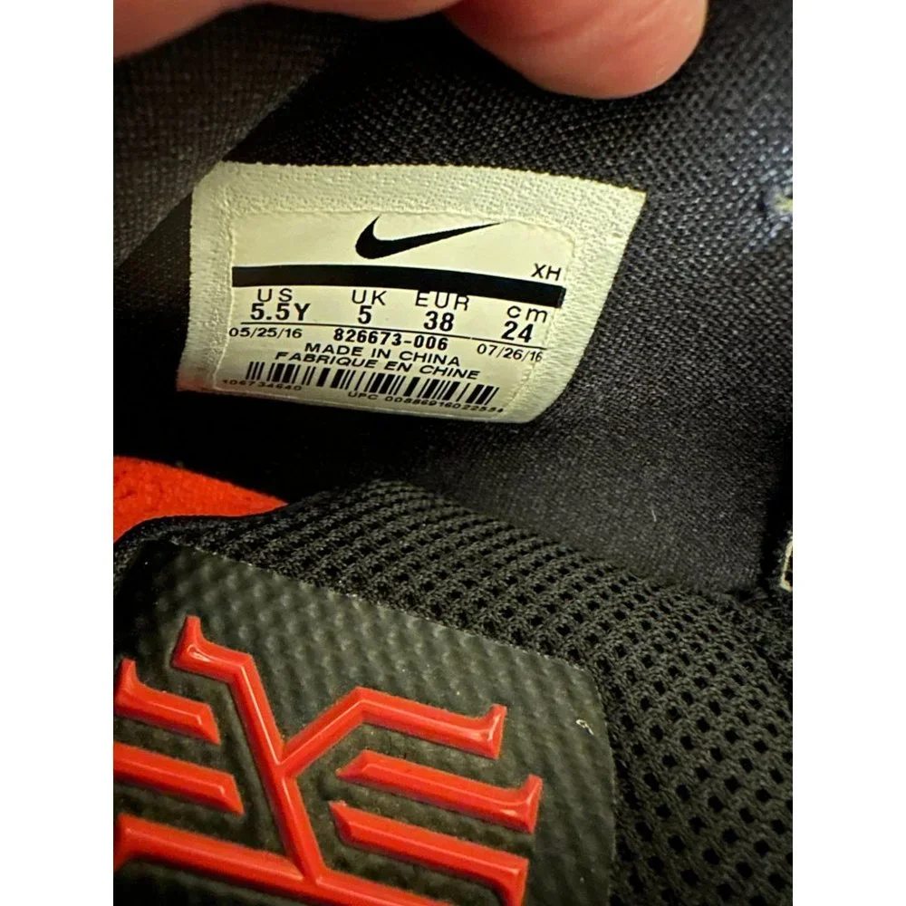 Nike Kyrie Basketball 🏀 Black Speckle Sneakers size 5.5Y (laces‎ not included)